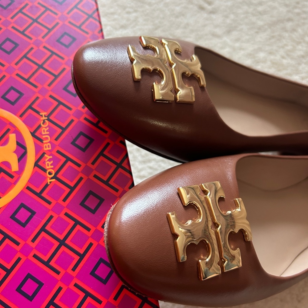 Tory Burch Brown Leather Flats with Gold Logo Plaque size 7.5 - Picture 8 of 9